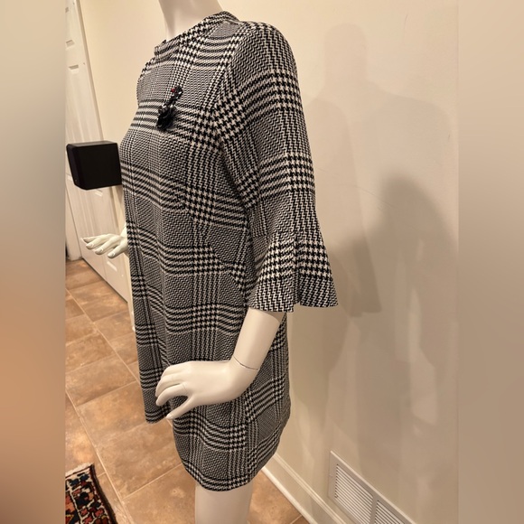 H&M Houndstooth Black and White Dress with Swan Sequin Appliqué, size 12 - Picture 5 of 12
